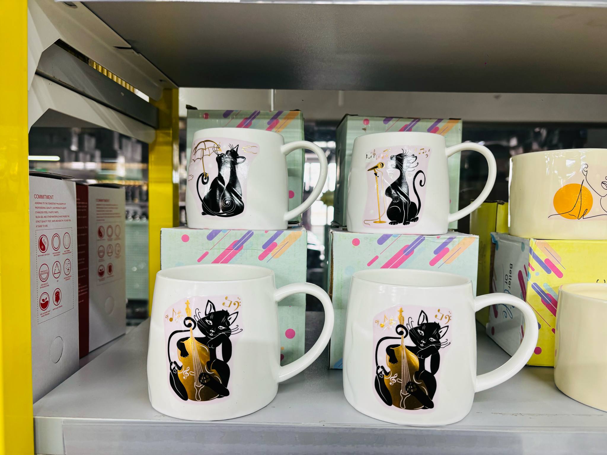 аяга хар мууртай 1001